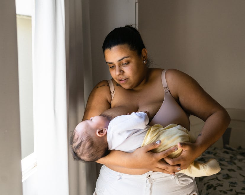 lactation consultants explain what it means if your nipples are sore between feedings