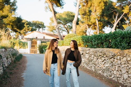 TikTok's hot couple walks are the perfect time to catch up as a couple.
