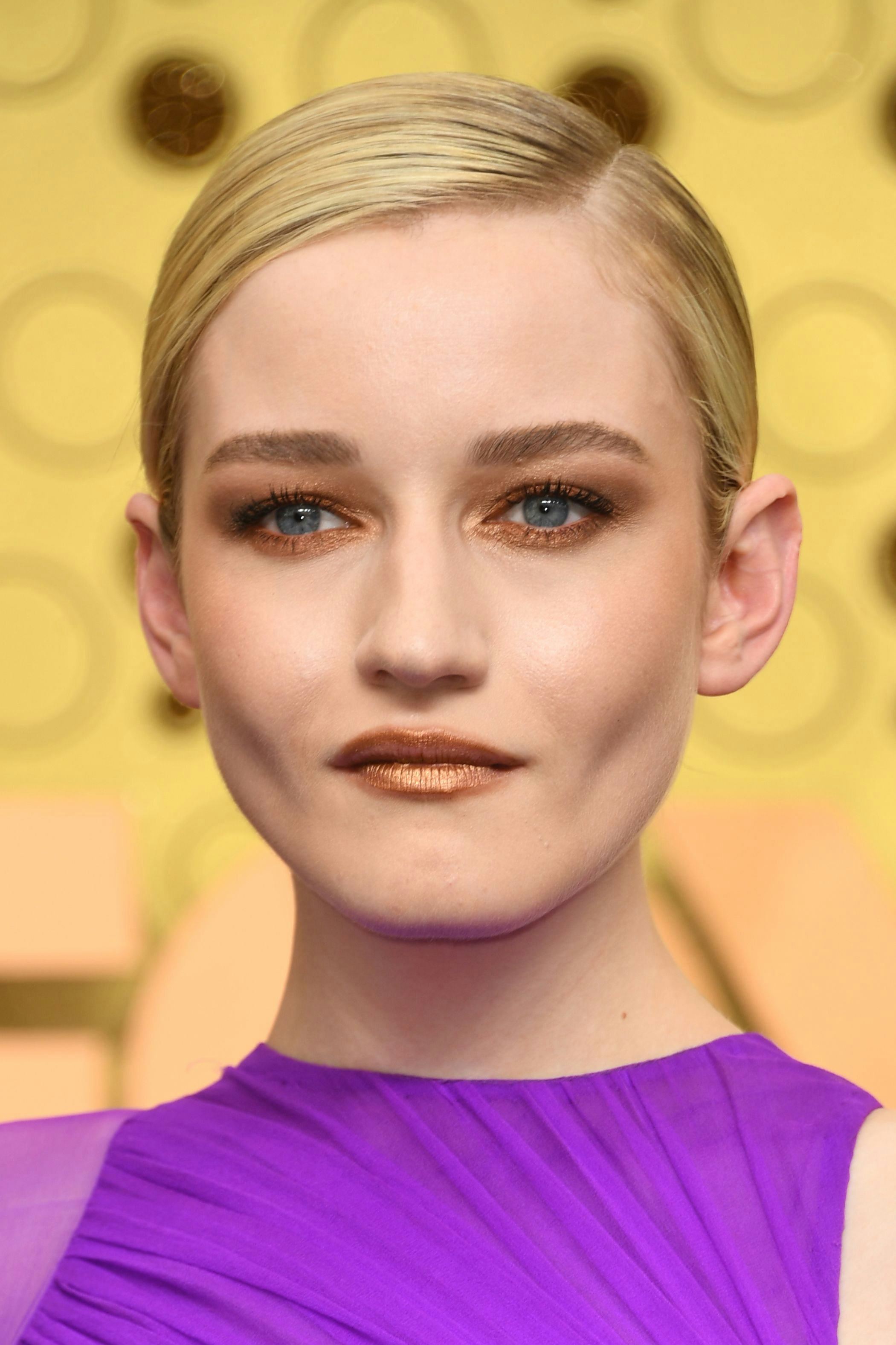 Julia Garner wore bronze makeup to the 71st Emmy Awards in 2019.