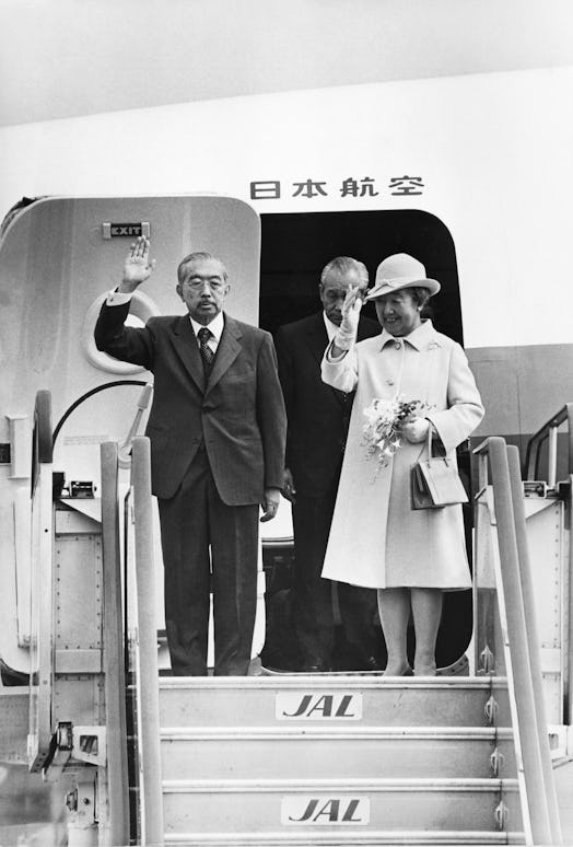L'empereur Hiro Hito et sa femme à leur départ pour les états-unis, le30 novembre 1975. (Photo by Ka...