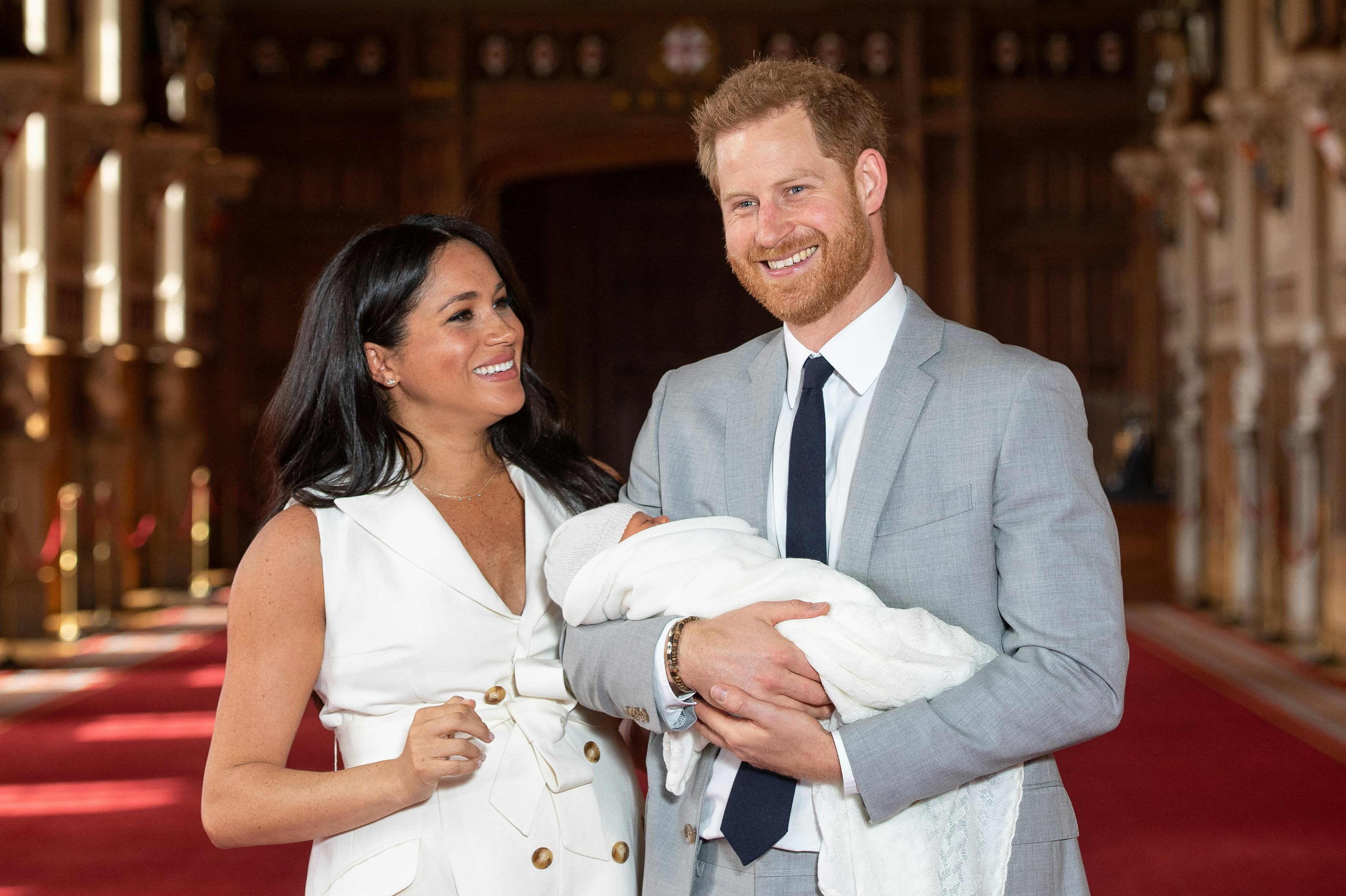 WINDSOR, ENGLAND - MAY 08: Prince Harry, Duke of Sussex and Meghan, Duchess of Sussex, pose with the&hellip;