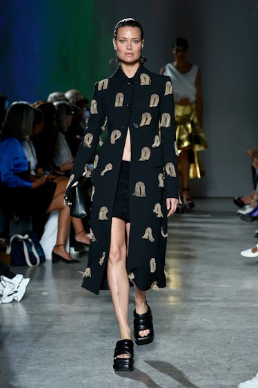 See All the very best Looks 2 NEW YORK, NEW YORK - SEPTEMBER 09: Shalom Harlow walks the runway at the Proenza Schouler fashion sh...