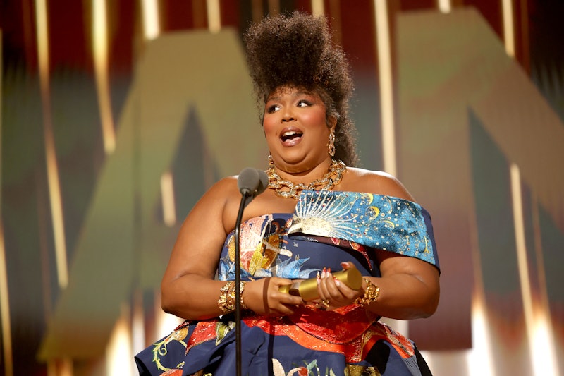 SANTA MONICA, CALIFORNIA - DECEMBER 06: 2022 PEOPLE'S CHOICE AWARDS -- Pictured: Honoree Lizzo accep...