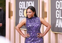 Sheryl Lee Ralph wearing a purple gown at the 2023 Golden Globes.