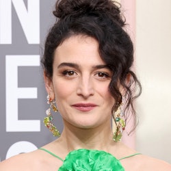 Jenny Slate's jewelry at the 2023 Golden Globes.