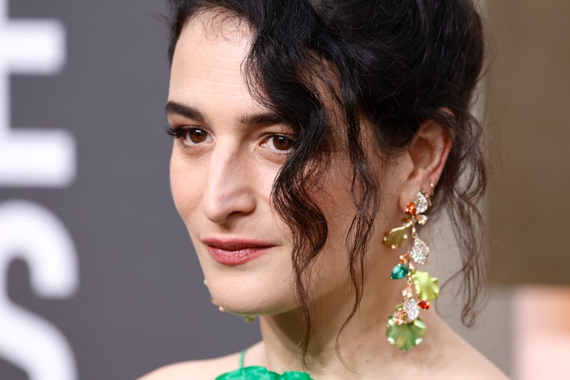 Jenny Slate's jewelry at the 2023 Golden Globes.