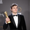 BEVERLY HILLS, CALIFORNIA - JANUARY 10: Evan Peters poses with the Best Actor in a Limited or Anthol...
