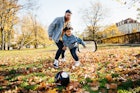 一位爸爸和他万博体育app安卓版下载的儿子一起在公园里踢足球。