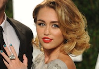 Miley Cyrus short curls at Oscars 2012 with Liam Hemsworth