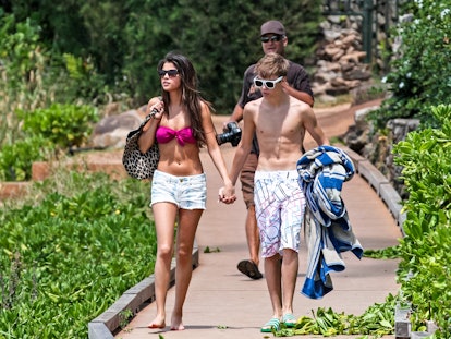 HONOLULU, HI - MAY 23: Selena Gomez and Justin Bieber is seen on May 23, 2011 in Honolulu, Hawaii.  ...