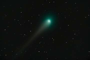 A green comet.