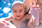 一个婴儿在游泳池洗澡的肖像。