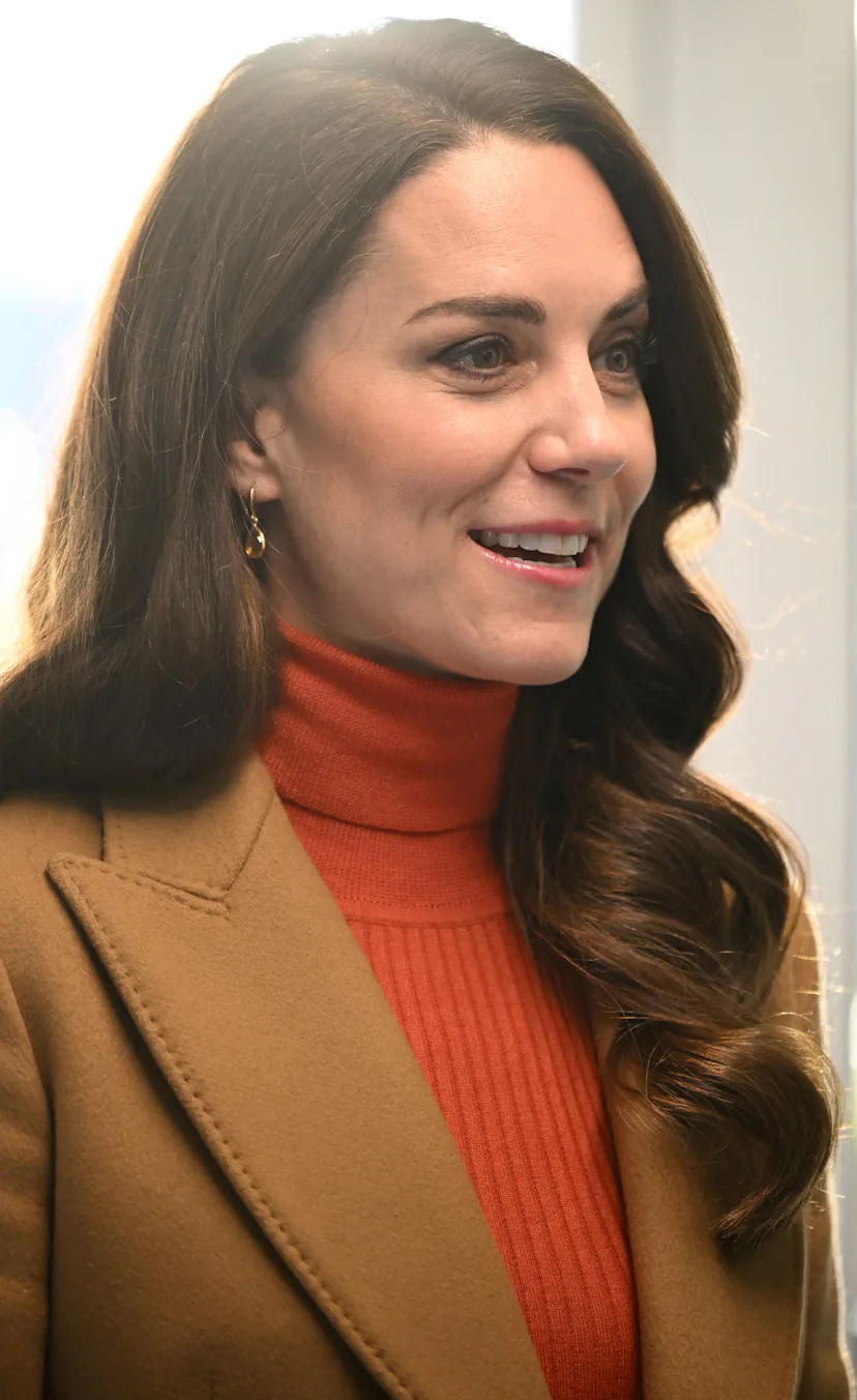 kate middleton in orange dress The Duchess of Cambridge Kate Middleton just stepped out wearing a bright orange coat to bring sunshine to this grey winter day! What do you think of her look?!