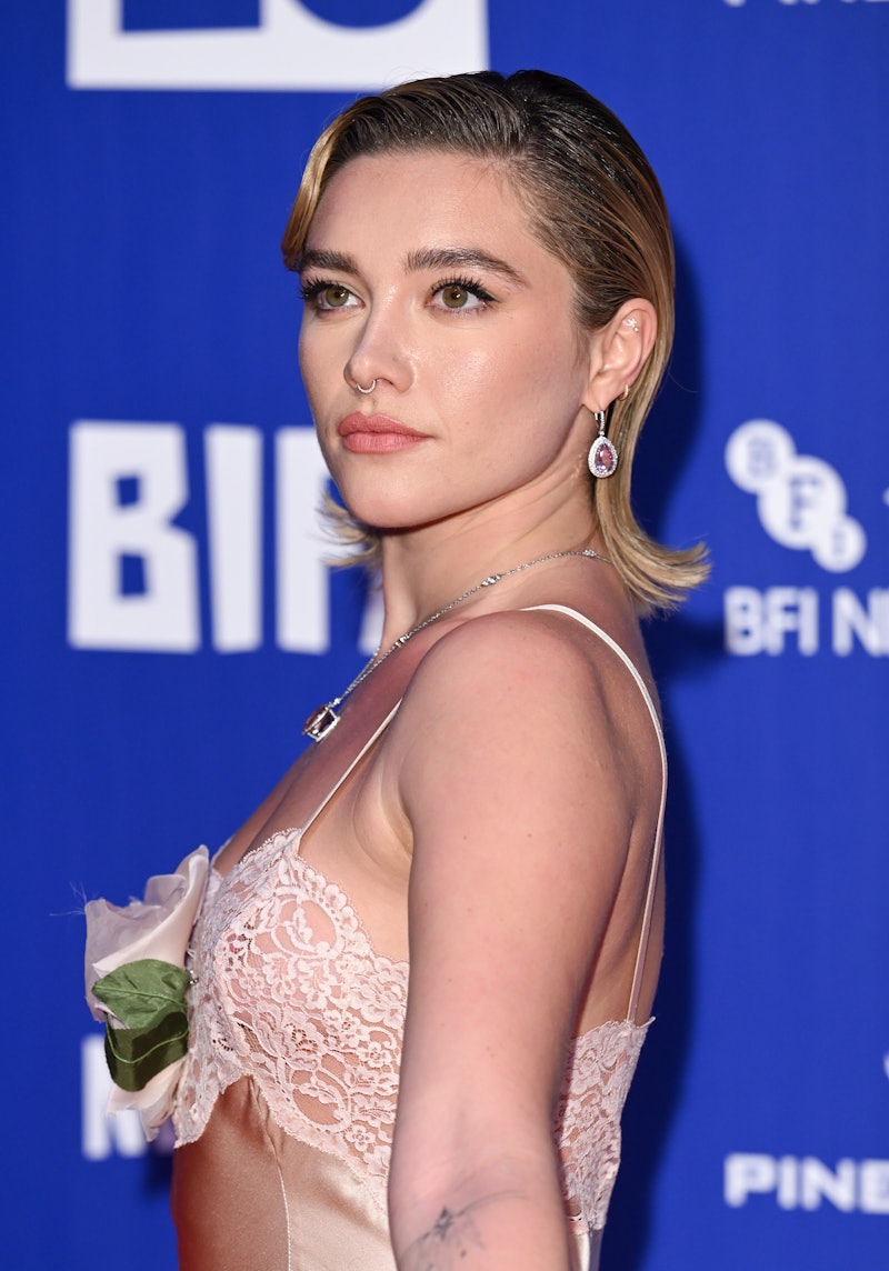 60s makeup looks & hairstyles are trending. Here, Florence Pugh wears a short flipped bob hairstyle ...