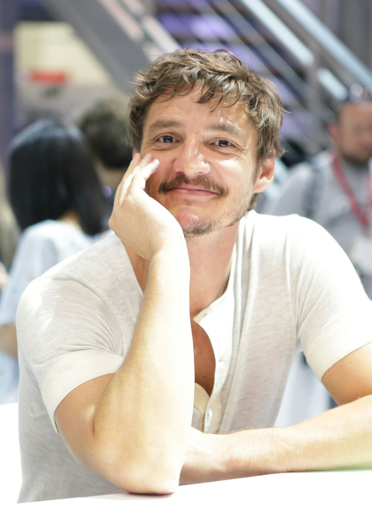 SAN DIEGO, CA - JULY 25:  Actor Pedro Pascal of "Game of Thrones" signs autographs during the 2014 C...