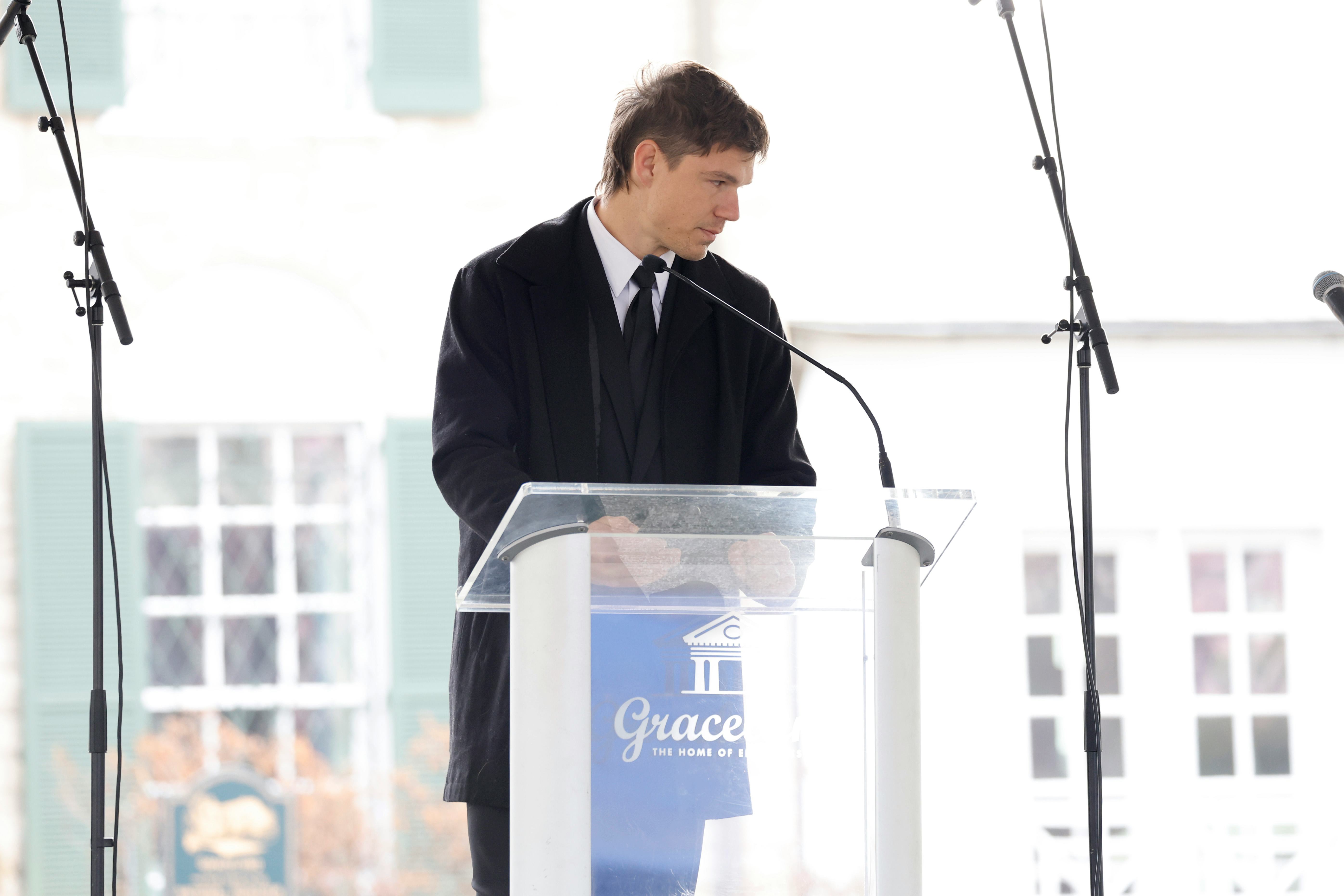 Ben Smith-Petersen reads a tribute by Riley Keough, Lisa Marie Presley&rsquo;s daughter, at the public mem&hellip;