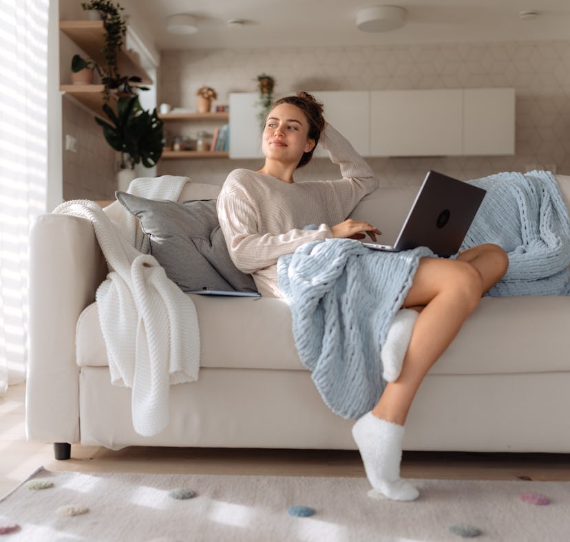 Young woman having homeoffice in her kitchen.