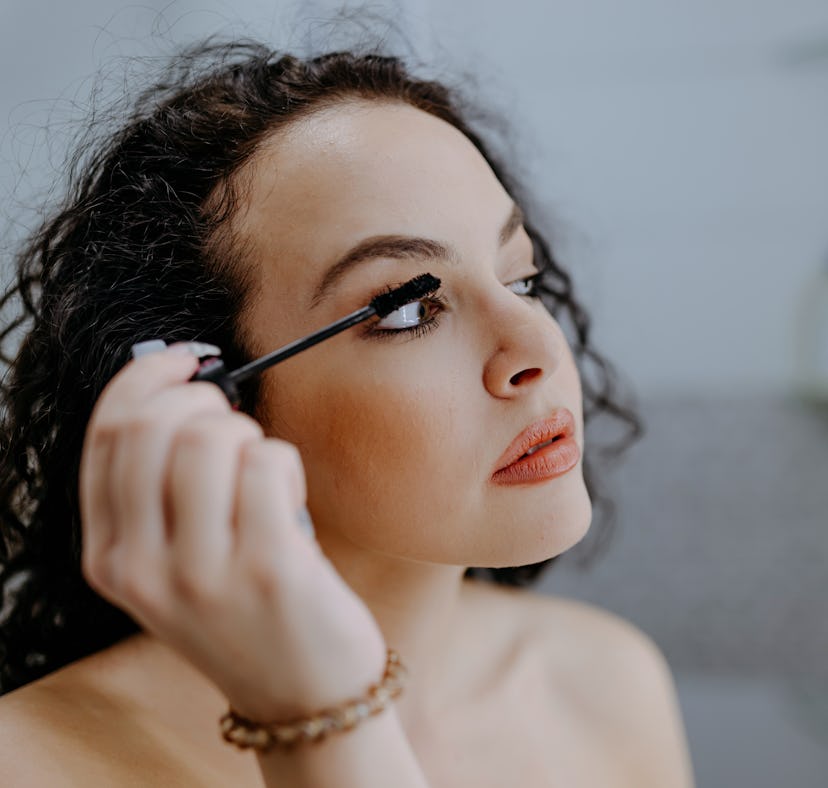 TikTok's mascara trend is confusing.