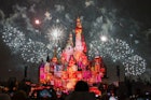 烟花和灯光照亮了上海迪士尼度假区的奇幻故事城堡。