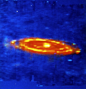 SIN ESPECIFICAR - CIRCA 1754: Galaxia de Andrómeda (M 31) - espiral.  Imagen infrarroja producida por IRAS (Infrared As...