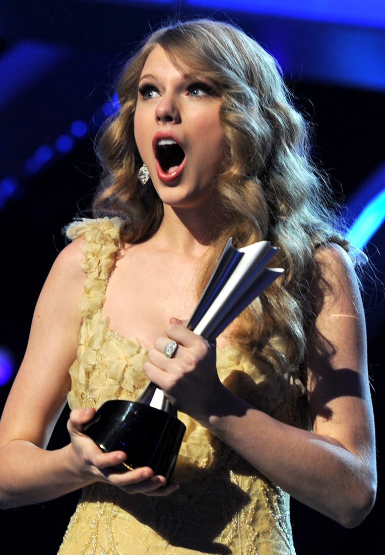 LAS VEGAS, NV - APRIL 03:  Singer Taylor Swift  accepts the Entertainer of the Year award onstage at...