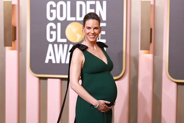 Hilary Swank works out while pregnant with twins.