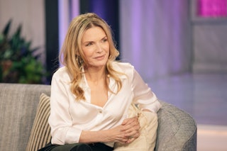 THE KELLY CLARKSON SHOW -- Episode 1153 -- Pictured: Michelle Pfeiffer -- (Photo by: Weiss Eubanks/N...