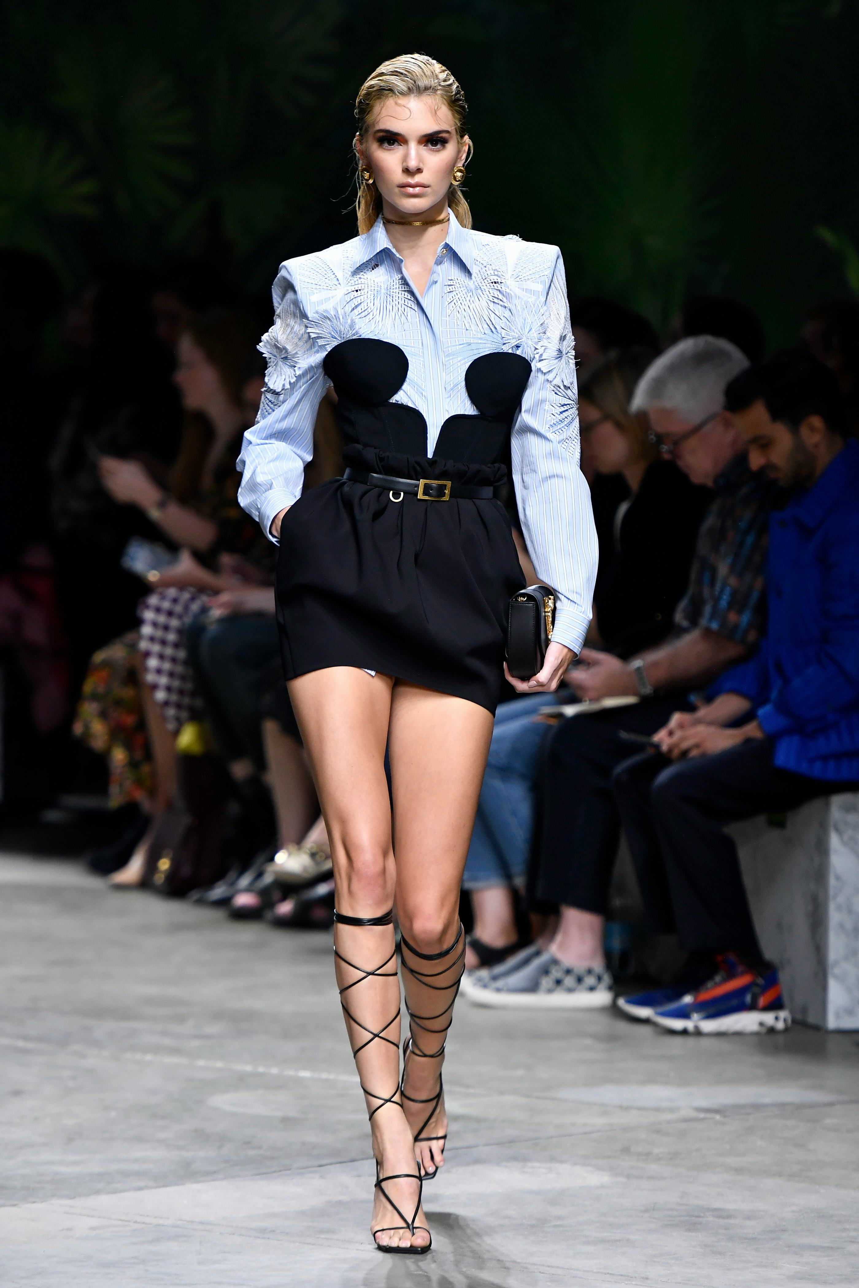 Kendall Jenner walks the runway at the Versace Ready to Wear fashion show during the Milan Fashion W&hellip;