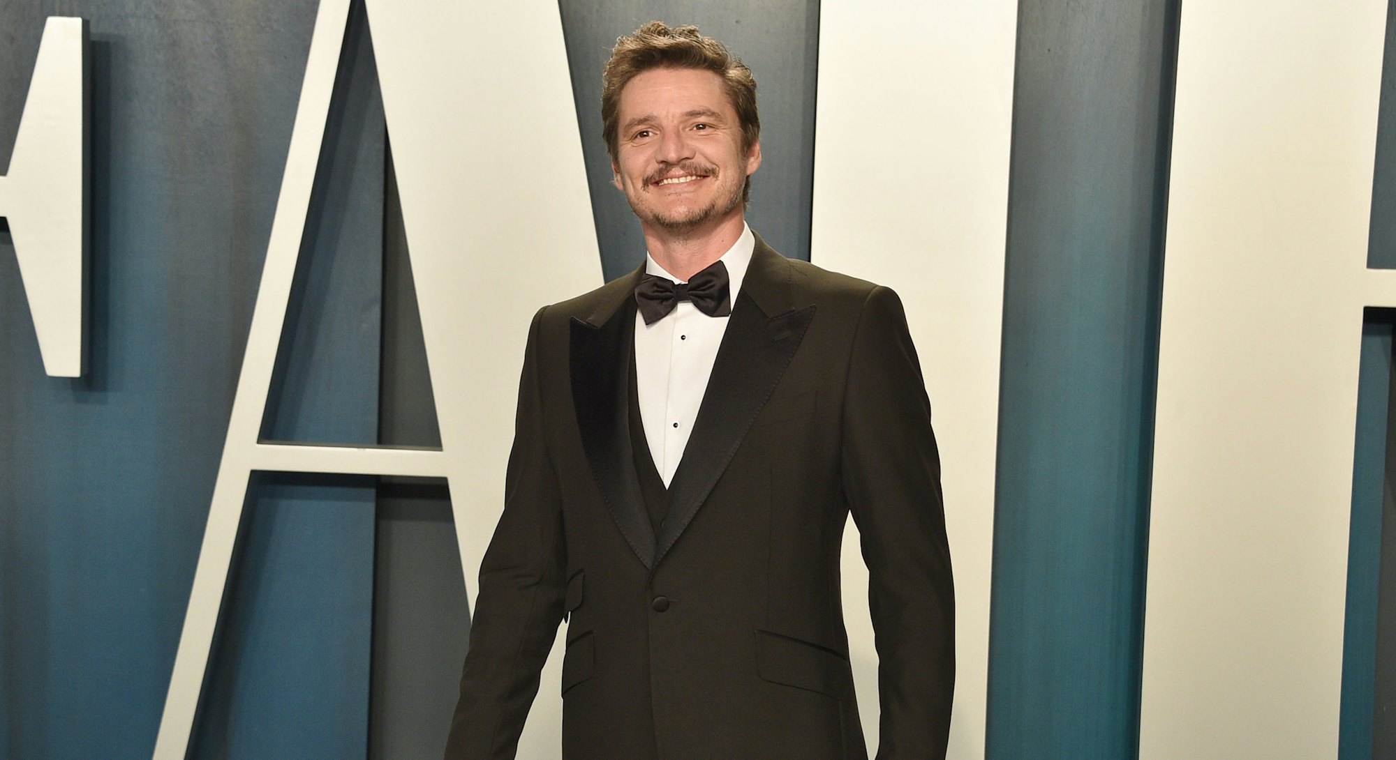 BEVERLY HILLS, CALIFORNIA - FEBRUARY 09: Pedro Pascal attends the 2020 Vanity Fair Oscar Party at Wa...