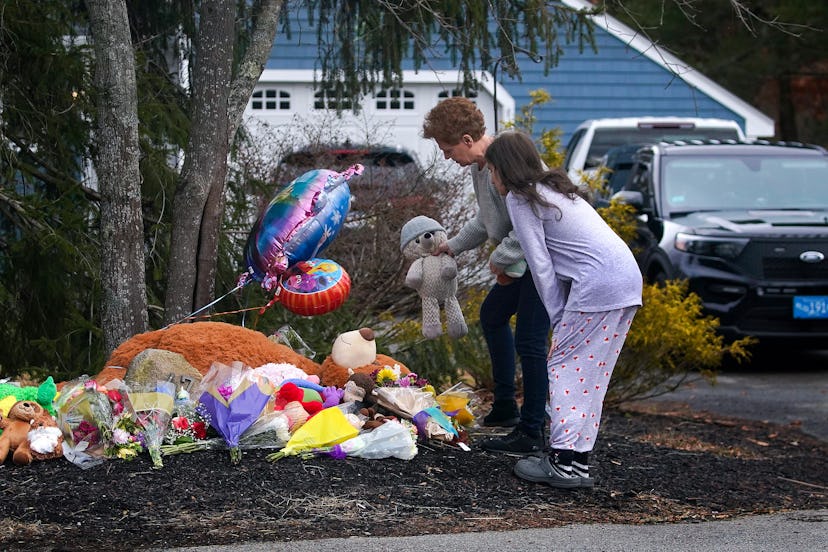 Duxbury, MA - January 26: Visitors stop by a make-shift memorial outside 47 Summer Street. Lindsay M...