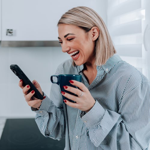 Bustle suggests the best hinge prompt answers to questions like, “Dating me is like…"