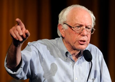 伯尼·桑德斯于2015年8月24日星期一在新罕布什尔州利特尔顿举行的市政厅式集会上发表讲话。