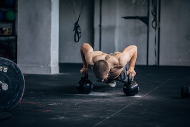 健身房里操壶铃的健美运动员