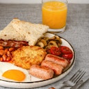 英式早餐有煎蛋、土豆泥、香肠、培根、豆子、吐司、蘑菇、西红柿和……