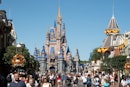 游客们走在魔法王国的主街上，华特迪士尼世界在飓风后重新开放……