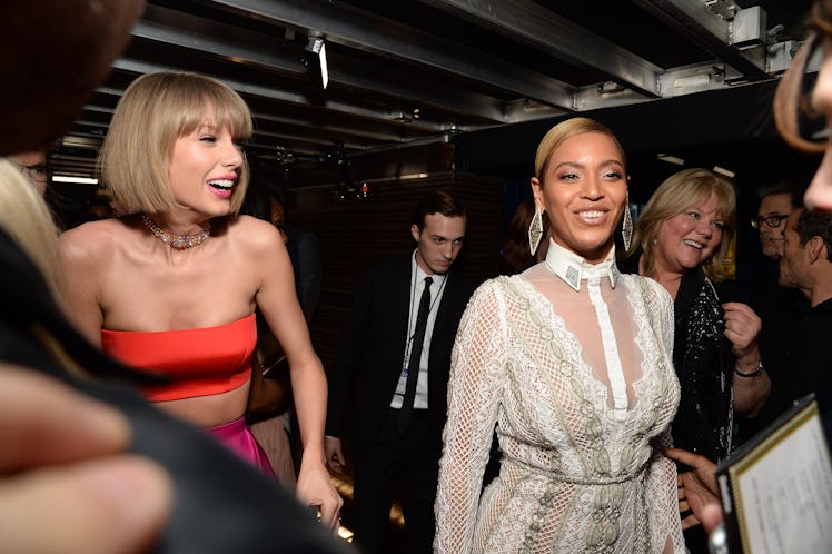Beyoncé and Taylor Swift had an adorable moment backstage at the 2016 Grammys.