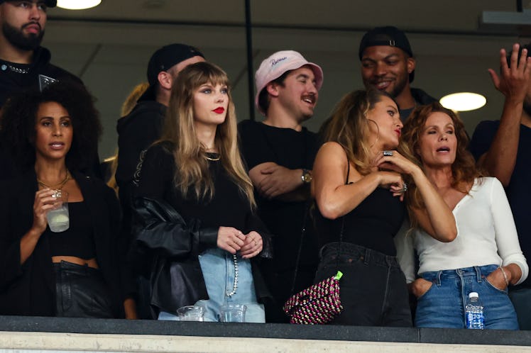 Taylor Swift knows what to wear to watch football, like her black 'reputation' look at the Kansas Ci...