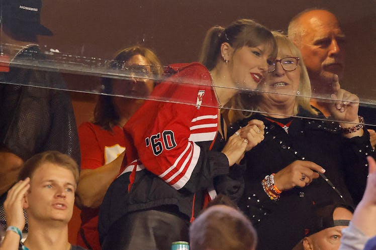  Taylor Swift and Donna Kelce looked on at the Chiefs vs Broncos game