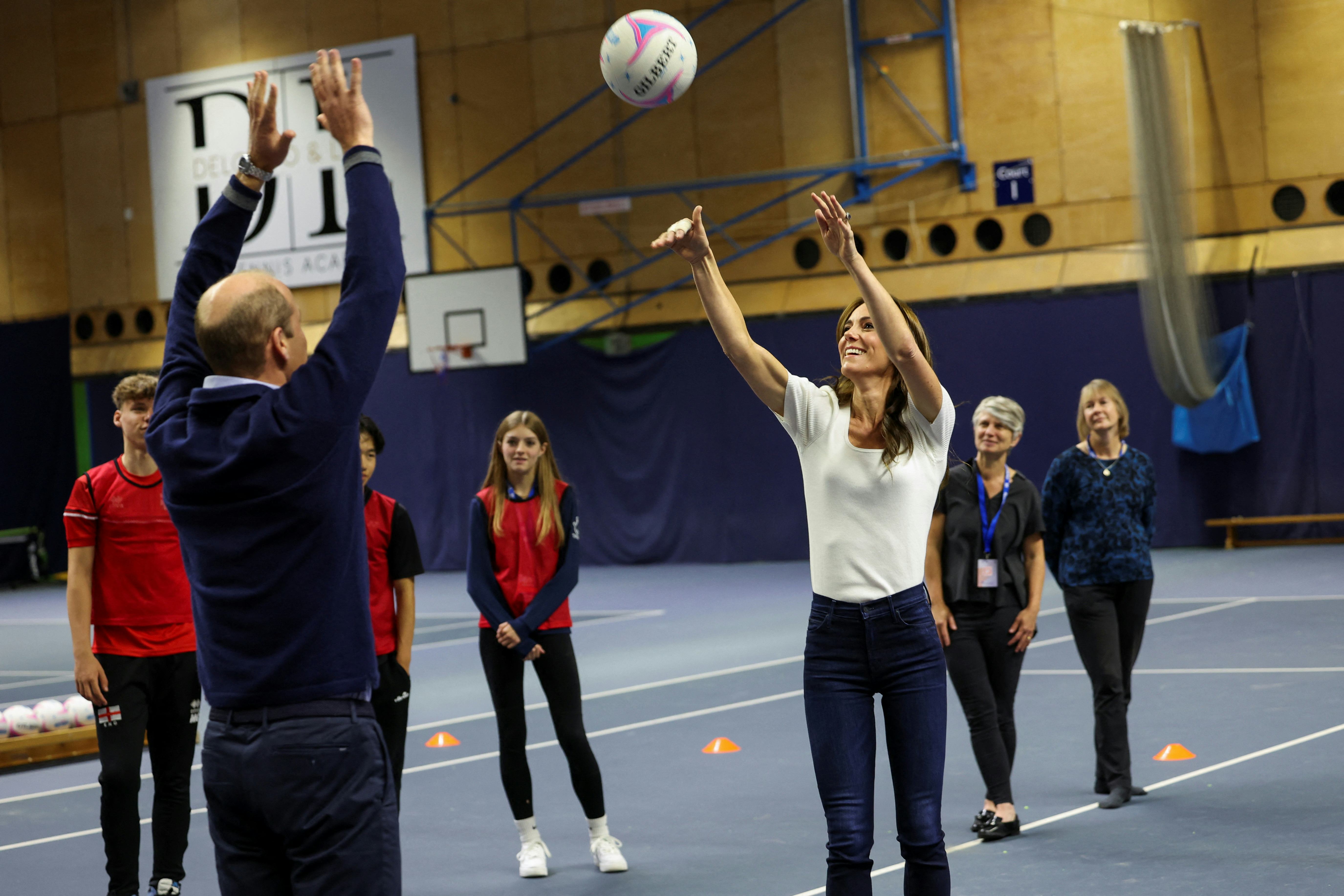 MARLOW, ENGLAND - OCTOBER 12: Britain&rsquo;s Prince William and Catherine, Princess of Wales play netball&hellip;