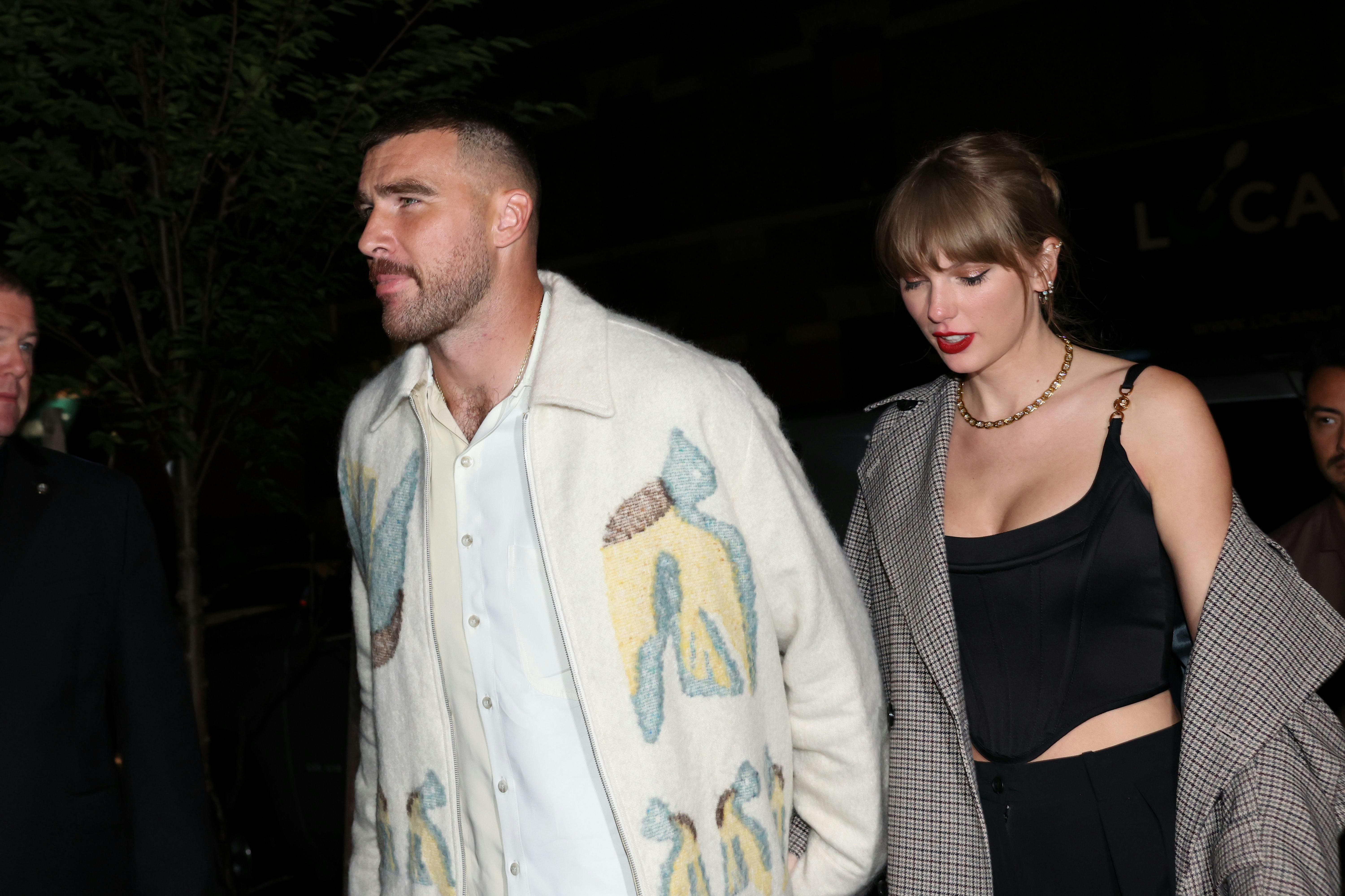 Taylor Swift wore copper eyeshadow &amp; red lipstick during a weekend with Travis Kelce.
