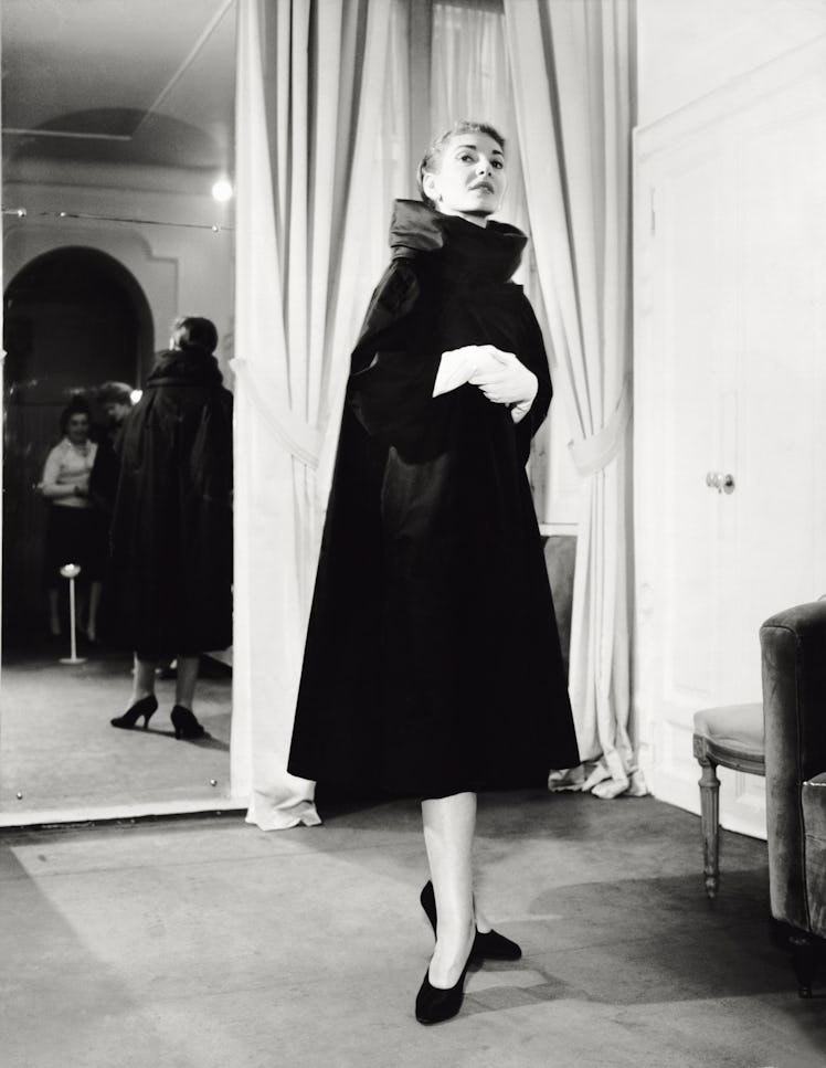 The US singer of Greek origin and naturalized Italian Maria Callas poses in a long evening dress. 19...