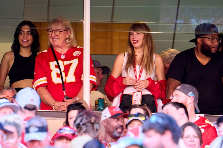 Taylor Swift cheered on Travis Kelce with his mom Donna.
