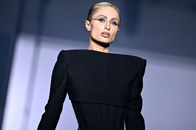 Η αμερικανίδα socialite Paris Hilton παρουσιάζει μια δημιουργία για την επίδειξη μόδας Mugler στο πλαίσιο του Paris Fashi...