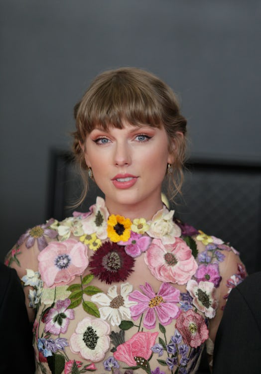Taylor Swift's eyebrow-grazing, textured bangs at the Grammy Awards in 2021.