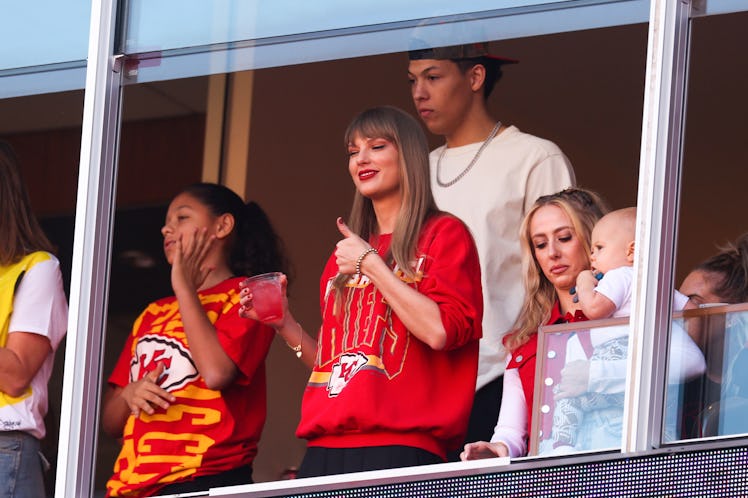 Taylor Swift during a game between the Los Angeles Chargers and Kansas City Chiefs wears a supportiv...