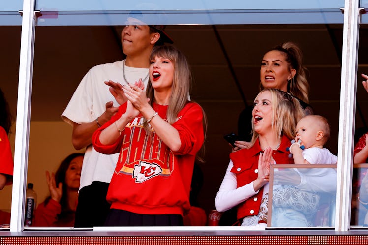 Taylor Swift wore a "87" bracelet to Travis Kelce's latest football game. 