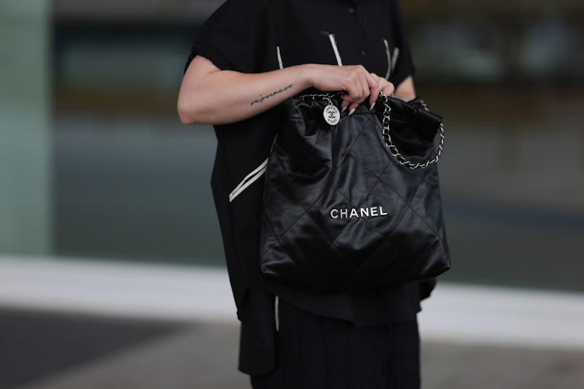  Maria Barteczko seen wearing black chanel 22 bag