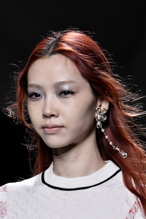 how to wear chrome glitter makeup