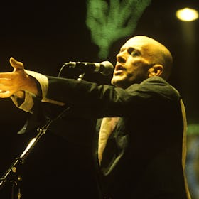 Michael Stipe of R.E.M. performs at Shoreline Amphitheatre on August 13, 1999 in Mountain View, Cali...