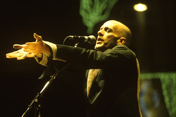 Michael Stipe of R.E.M. performs at Shoreline Amphitheatre on August 13, 1999 in Mountain View, Cali...